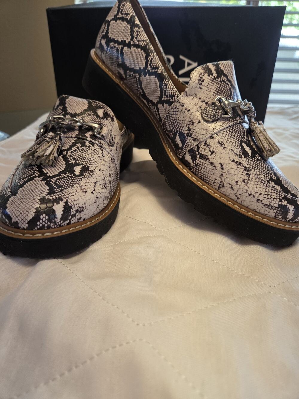 NEW Naturalizer Women’s Snake Print Slip-On Loafer Flats Tassel Chain 9M Gray